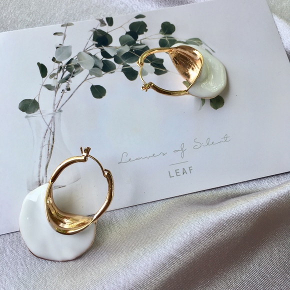 White Shell Irregular Gold Hoop Elegant Earrings - Picture 6 of 8